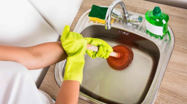 Как прочистить засор в раковине на кухне – простые советы