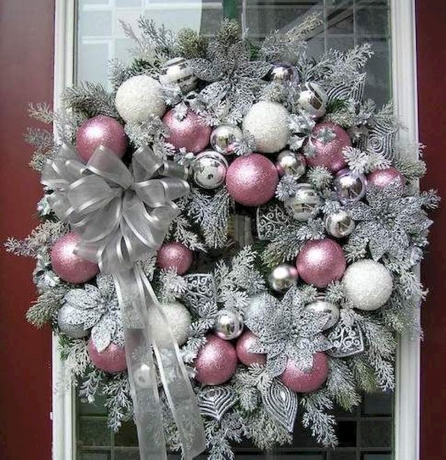 рождественский венок с белыми и розовыми шарами