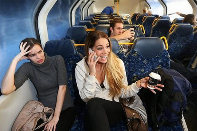 девушка с телефоном в автобусе