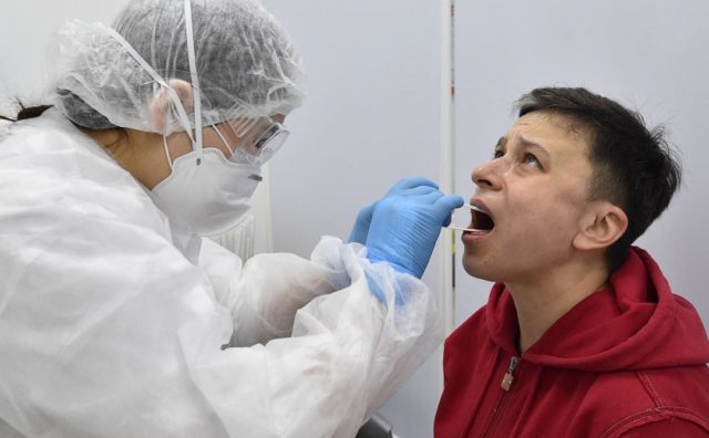 врач делает тест на коронавирус