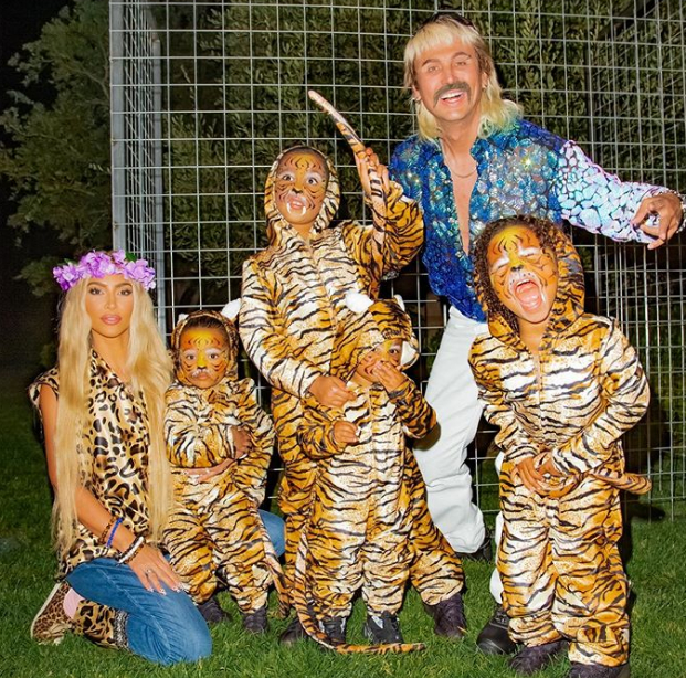 ким кардашьян с детьми в леопардовых костюмах