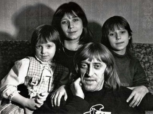 черно-белое фото виктора авилова с женой и дочерьми