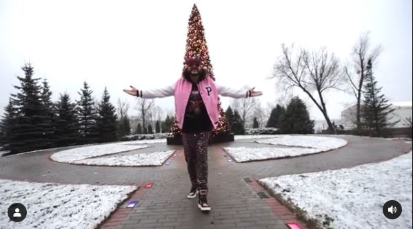 филипп киркоров на фоне новогодней елки