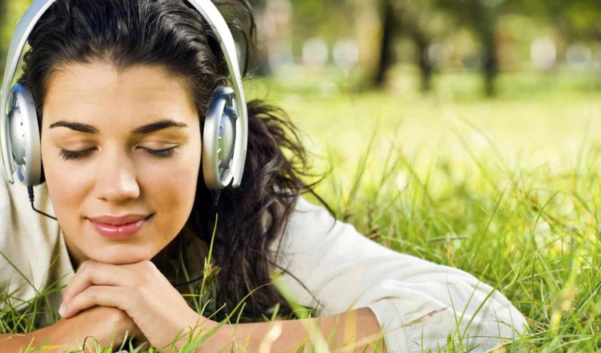 девушка слушает музыка