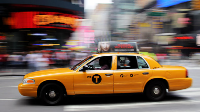 желтое такси в нью-йорке