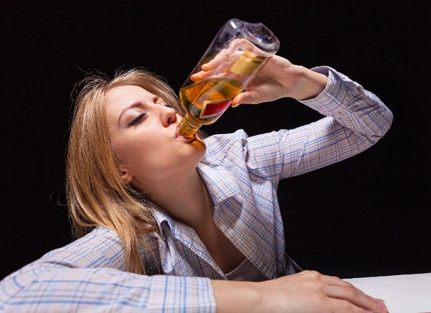 блондинка пьет алкоголь с горла
