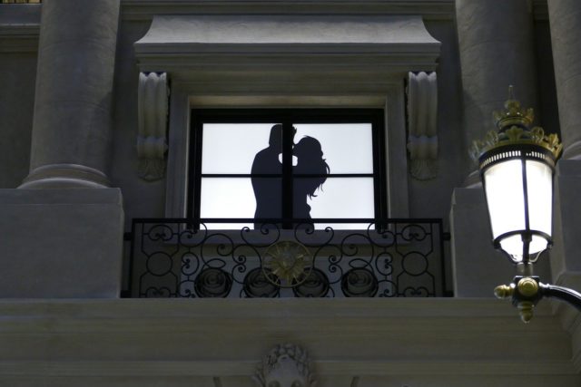 пара на балконе