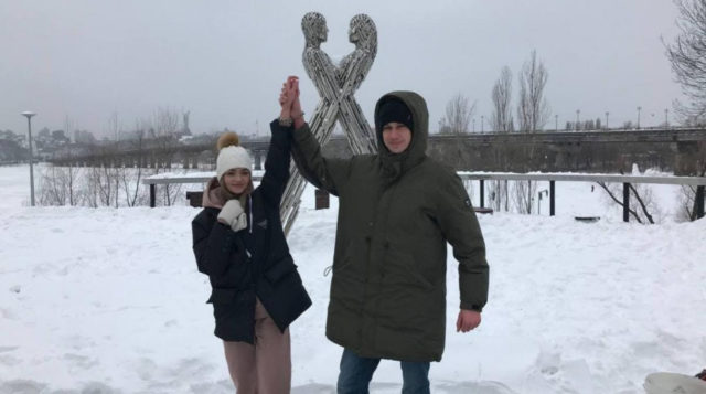 Скованные одной цепью: пара из Украины заварила руки в честь 14 февраля