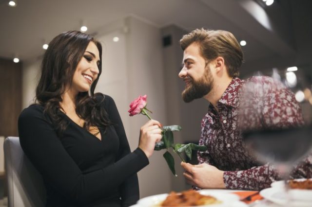 парень дарит розу девушке в ресторане