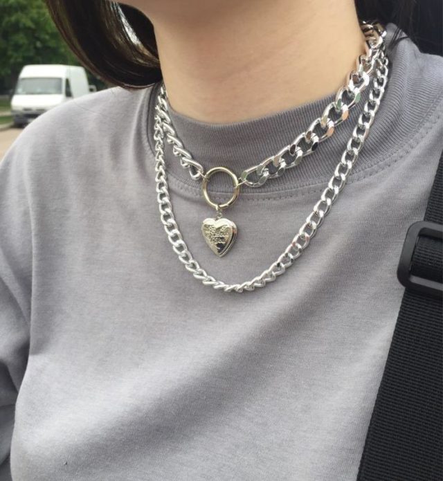 серебряная цепочка с подвеской в форме сердца на девушке