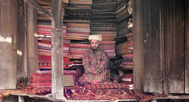 мусульманин продает ковры