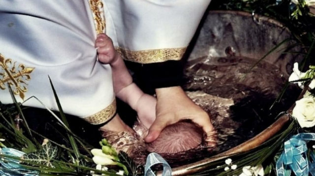 В Румынии шестинедельный младенец утонул во время обряда крещения