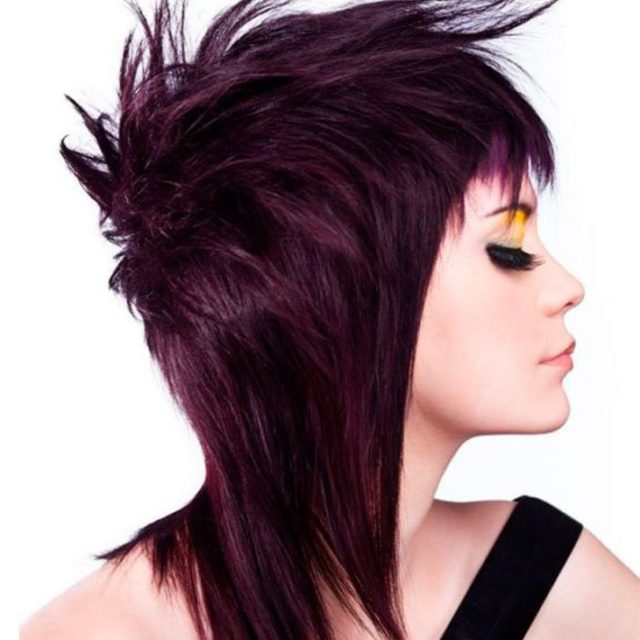 девушка с фиолетовыми волосами в профиль