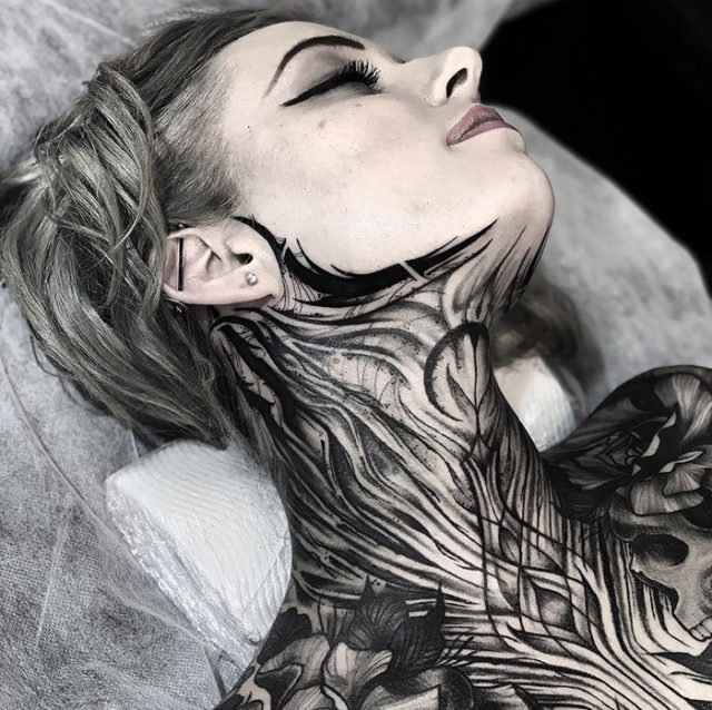 девушка с татуировкой на шее и груди