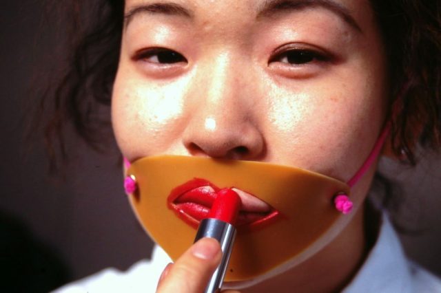 японка красит губы помадой через трафарет