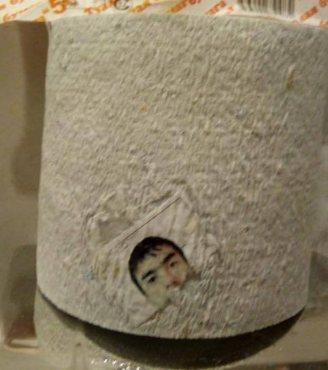 фотография парня в туалетной бумаге