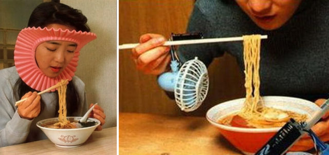 японцы едят лапшу