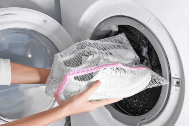 белые кроссовки в стиральной машинке