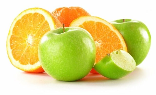 зеленые яблоки и апельсины