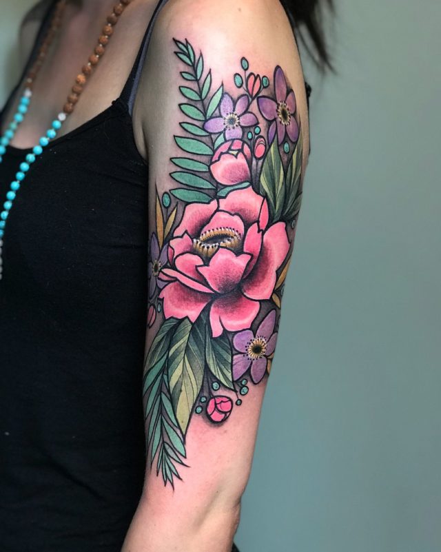 цветное тату цветов на руке у девушки