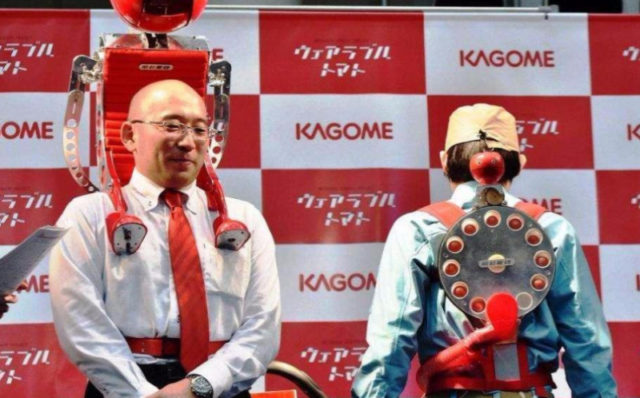 японцы с роботом на спине