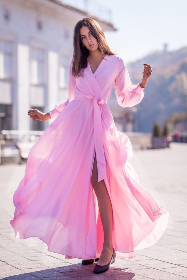 шатенка в длинном розовом платье на запах