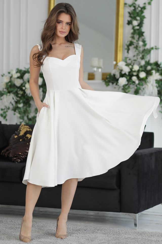 шатенка в белом платье