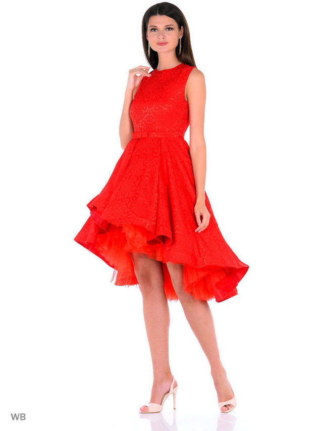 брюнетка в красном платье с ассиметричным низом