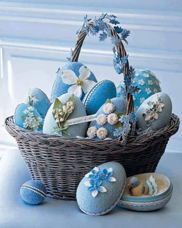 плетеная корзинка с голубыми яйцами