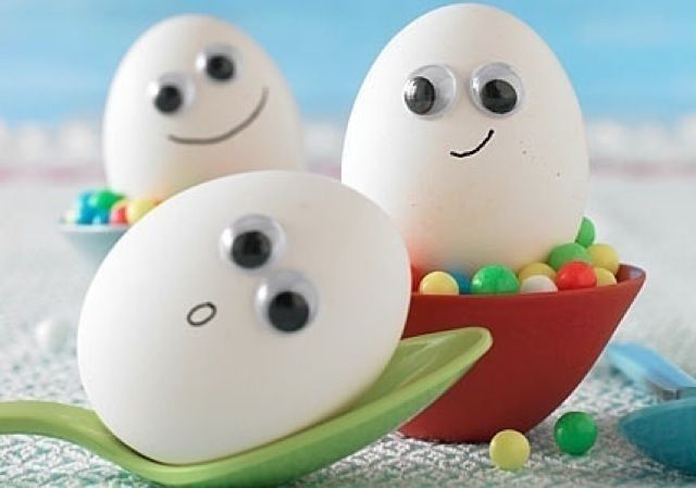 белые яйца с глазками