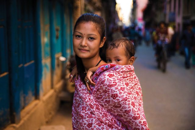 жительница Непала с ребенком за спиной