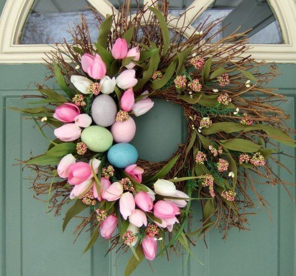 венок с цветами и яйцами на двери