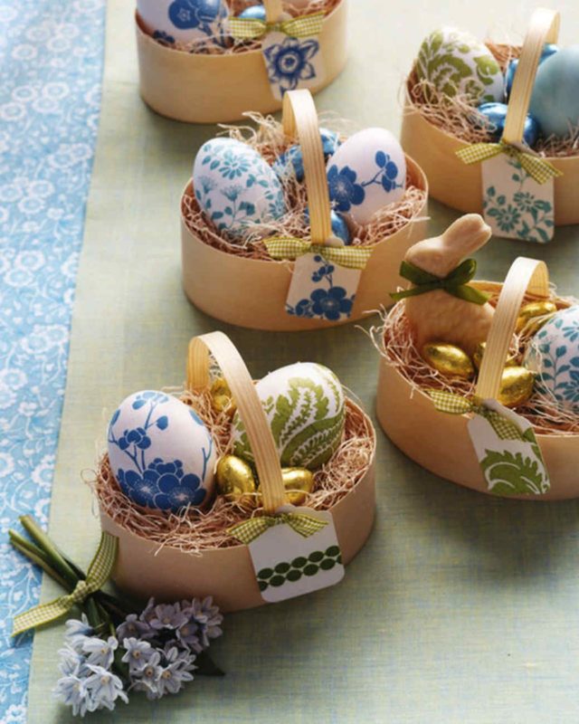 маленькие корзинки с крашеными яйцами