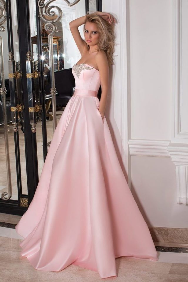 блондинка в длинном розовом платье
