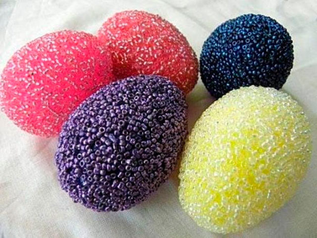 яйца в разноцветном бисере
