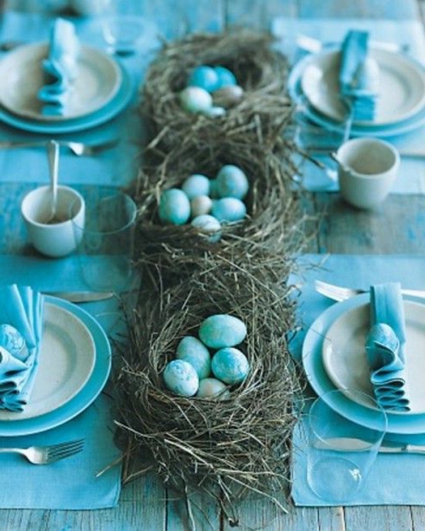 гнезда с яйцами на столе