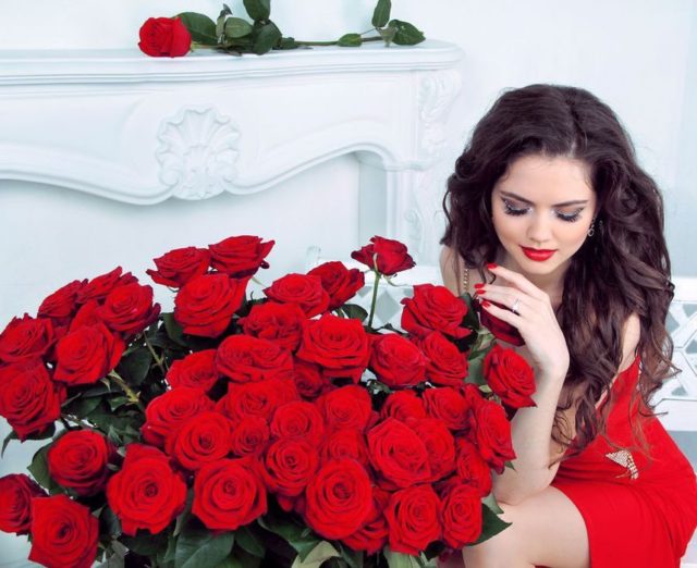 девушка в красном платье с букетом красных роз