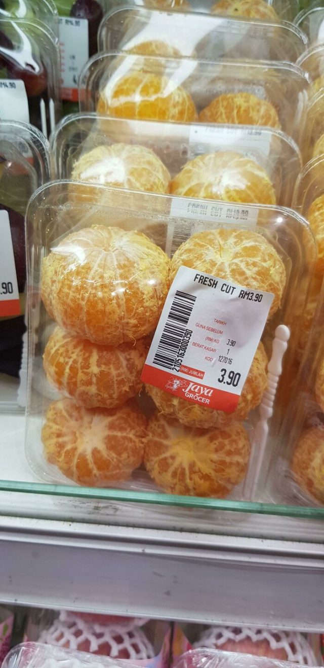 очищенные апельсины в упаковке