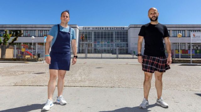 В Испании учителя-мужчины массово выходят на работу в юбках