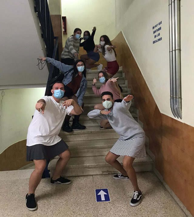 ученики позируют на лестнице