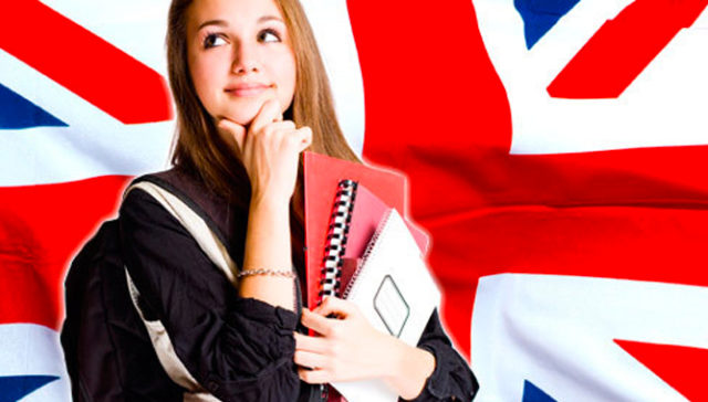 девушка с тетрадями на фоне британского флага