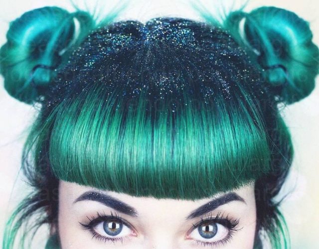 девушка с зелеными волосами