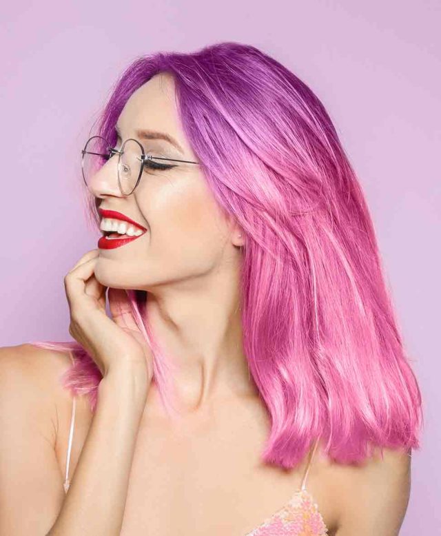 девушка с розовыми волосами в очках