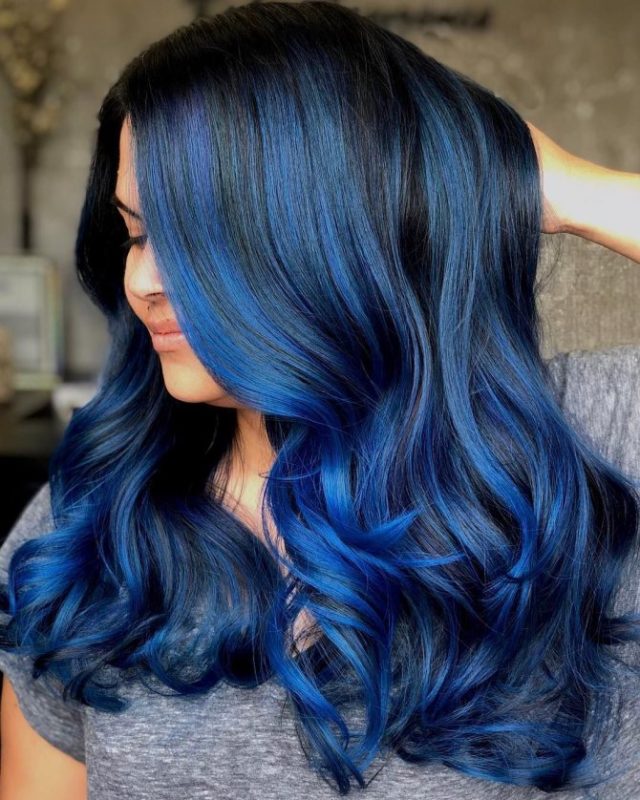 девушка с длинными синими волосами
