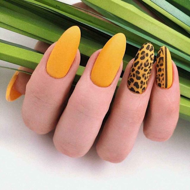 горчичные ногти с леопардовым принтом