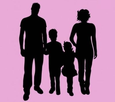 силуэт семьи с двумя детьми на розовом фоне