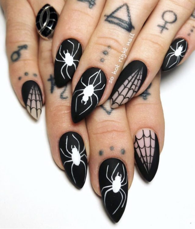 черные ногти с пауками