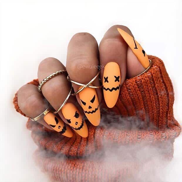 оранжевые ногти с черными лицами