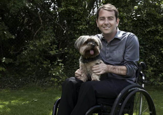 дэвид холмс с собакой в инвалидном кресле