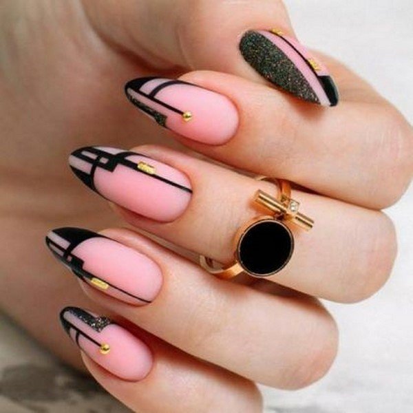 розовые ногти с черной геометрией